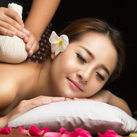 Outrigger Surin Beach Resort - Sha Extra Plus Exteriér fotografie Thai herbal compress massage