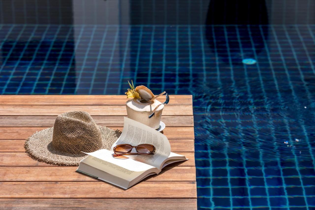 Outrigger Surin Beach Resort - Sha Extra Plus Exteriér fotografie A poolside table