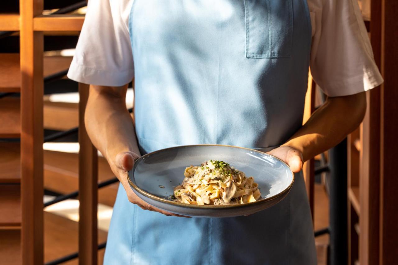 Outrigger Surin Beach Resort - Sha Extra Plus Exteriér fotografie A server holding a plate of pasta
