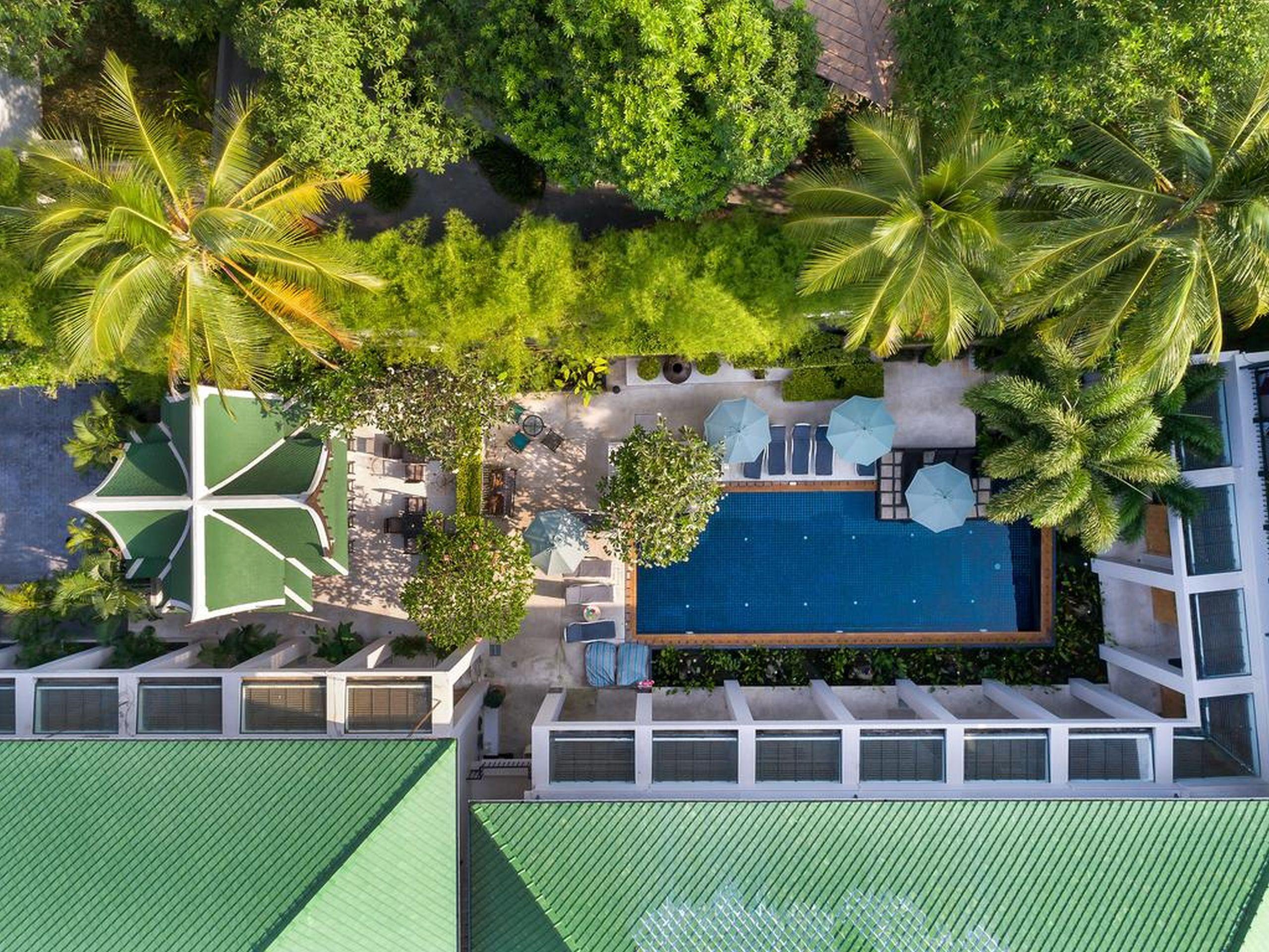 Outrigger Surin Beach Resort - Sha Extra Plus Exteriér fotografie Aerial view of the hotel