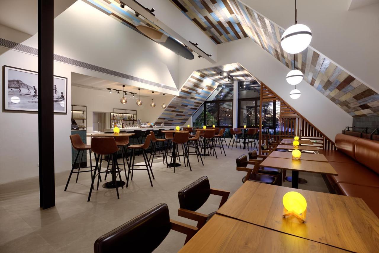 Outrigger Surin Beach Resort - Sha Extra Plus Exteriér fotografie Interior of the restaurant