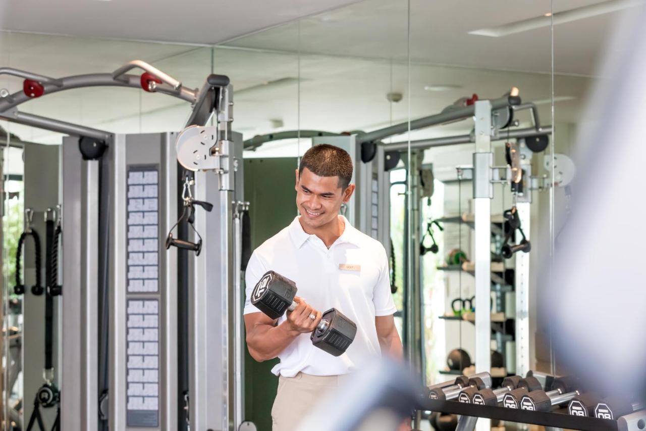 Outrigger Surin Beach Resort - Sha Extra Plus Exteriér fotografie A man lifting a dumbbell