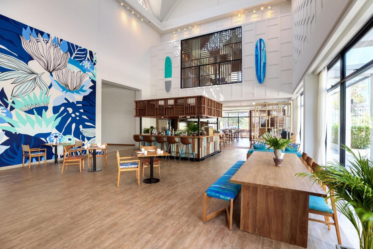 Outrigger Surin Beach Resort - Sha Extra Plus Exteriér fotografie The interior of the hotel