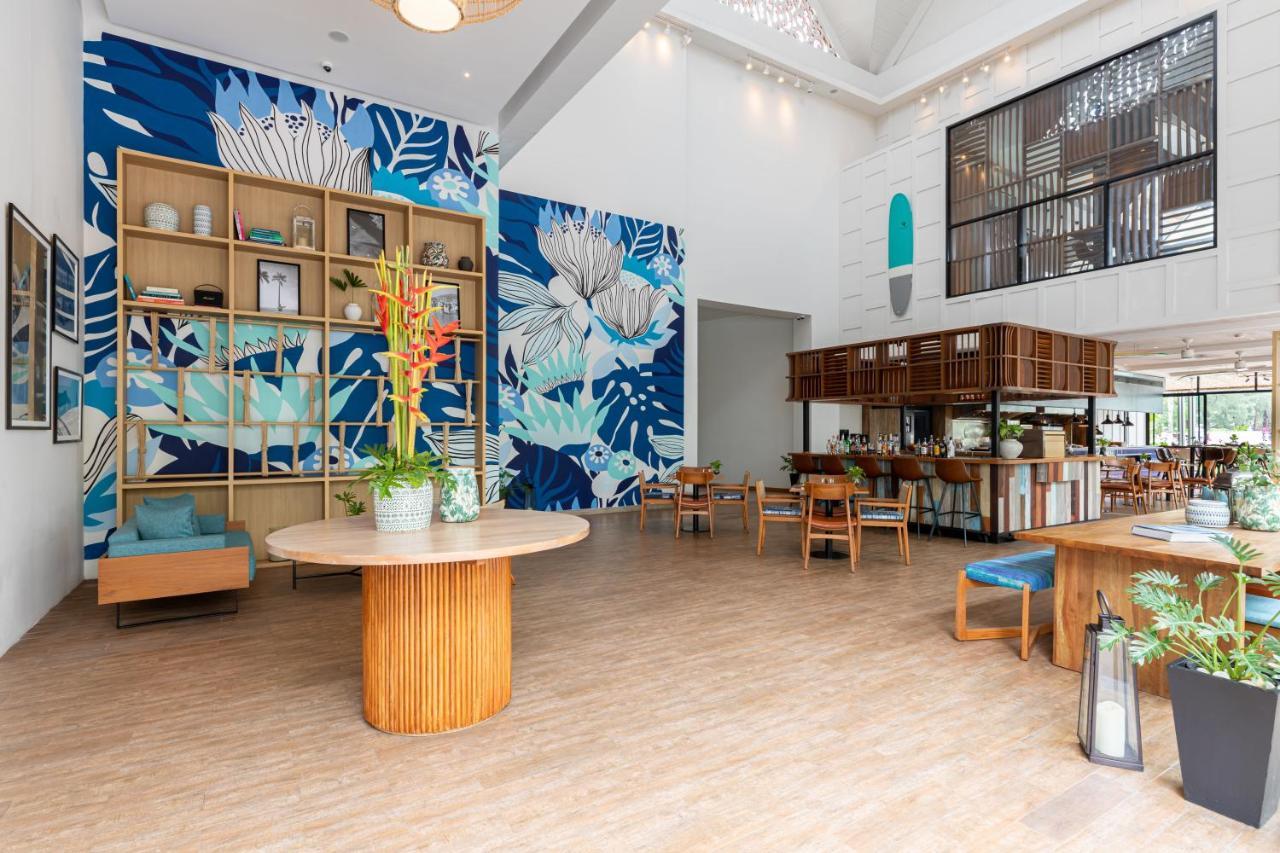 Outrigger Surin Beach Resort - Sha Extra Plus Exteriér fotografie The interior of the library