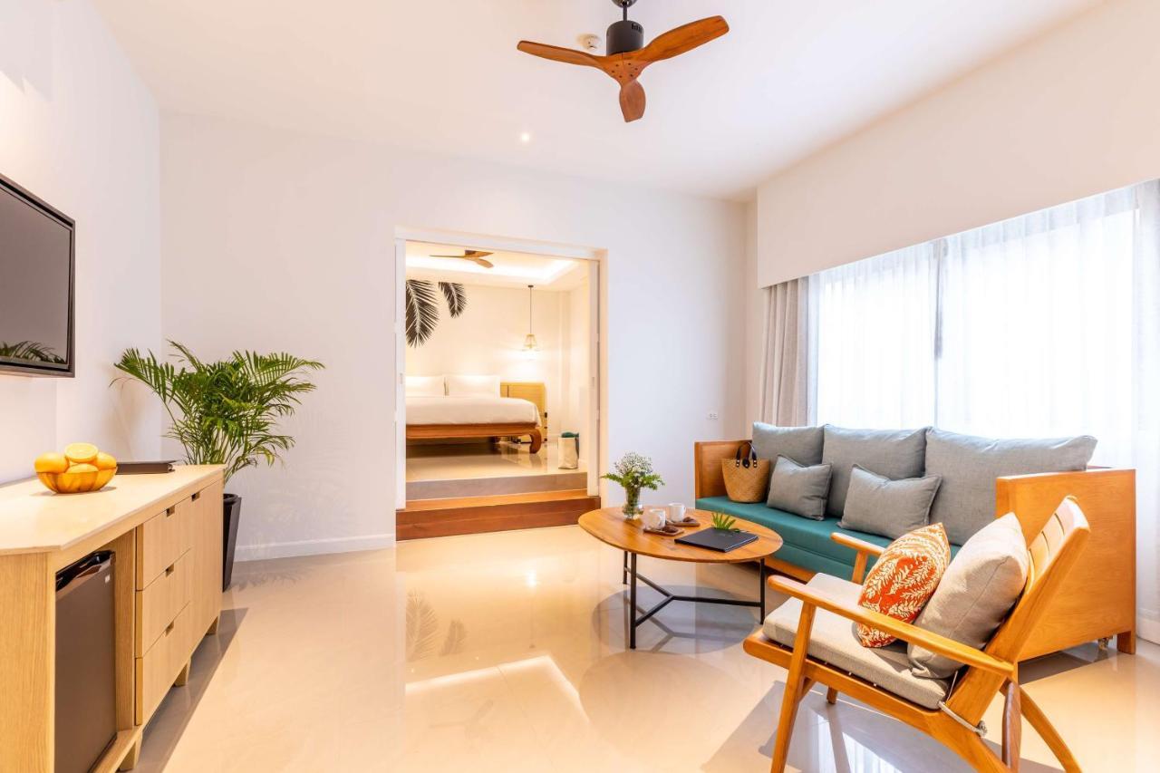 Outrigger Surin Beach Resort - Sha Extra Plus Exteriér fotografie A living room in a serviced apartment in Singapore