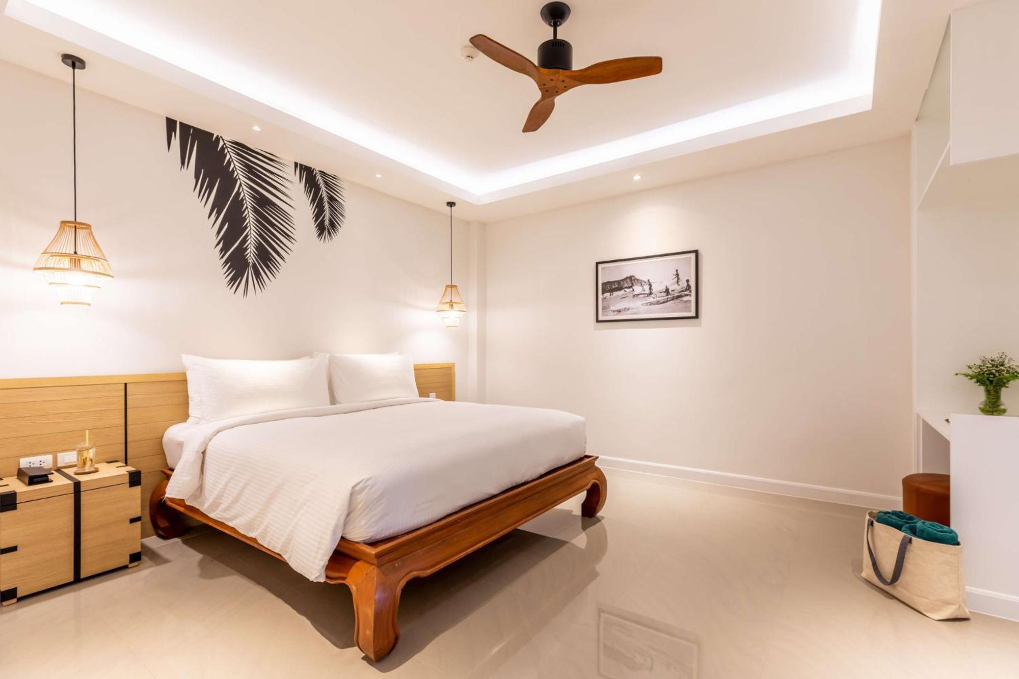 Outrigger Surin Beach Resort - Sha Extra Plus Exteriér fotografie A bedroom at the hotel