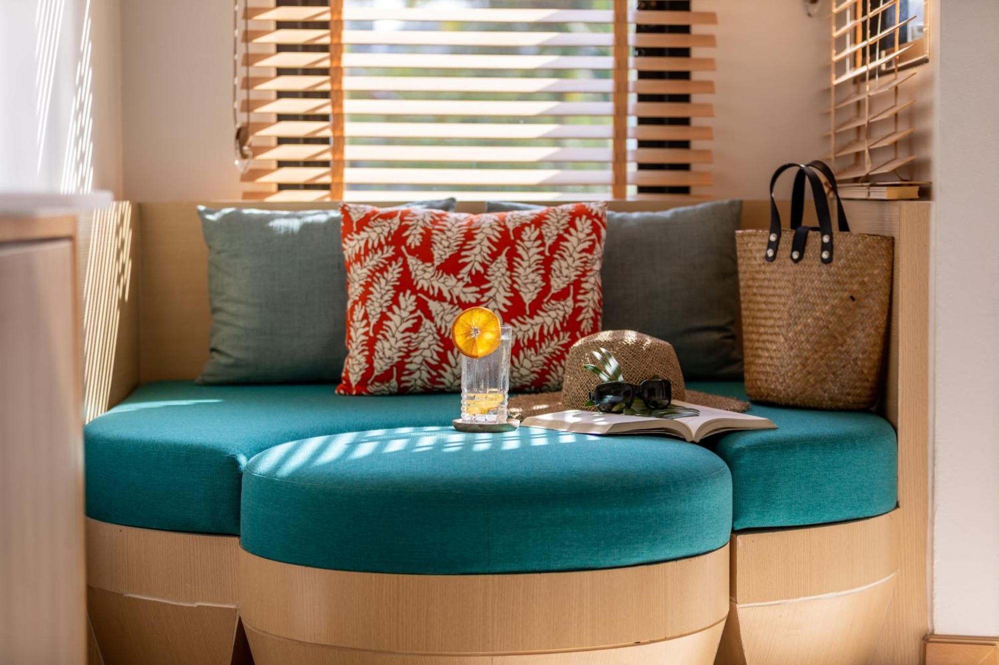 Outrigger Surin Beach Resort - Sha Extra Plus Pokoj fotografie Interior of a mobile home