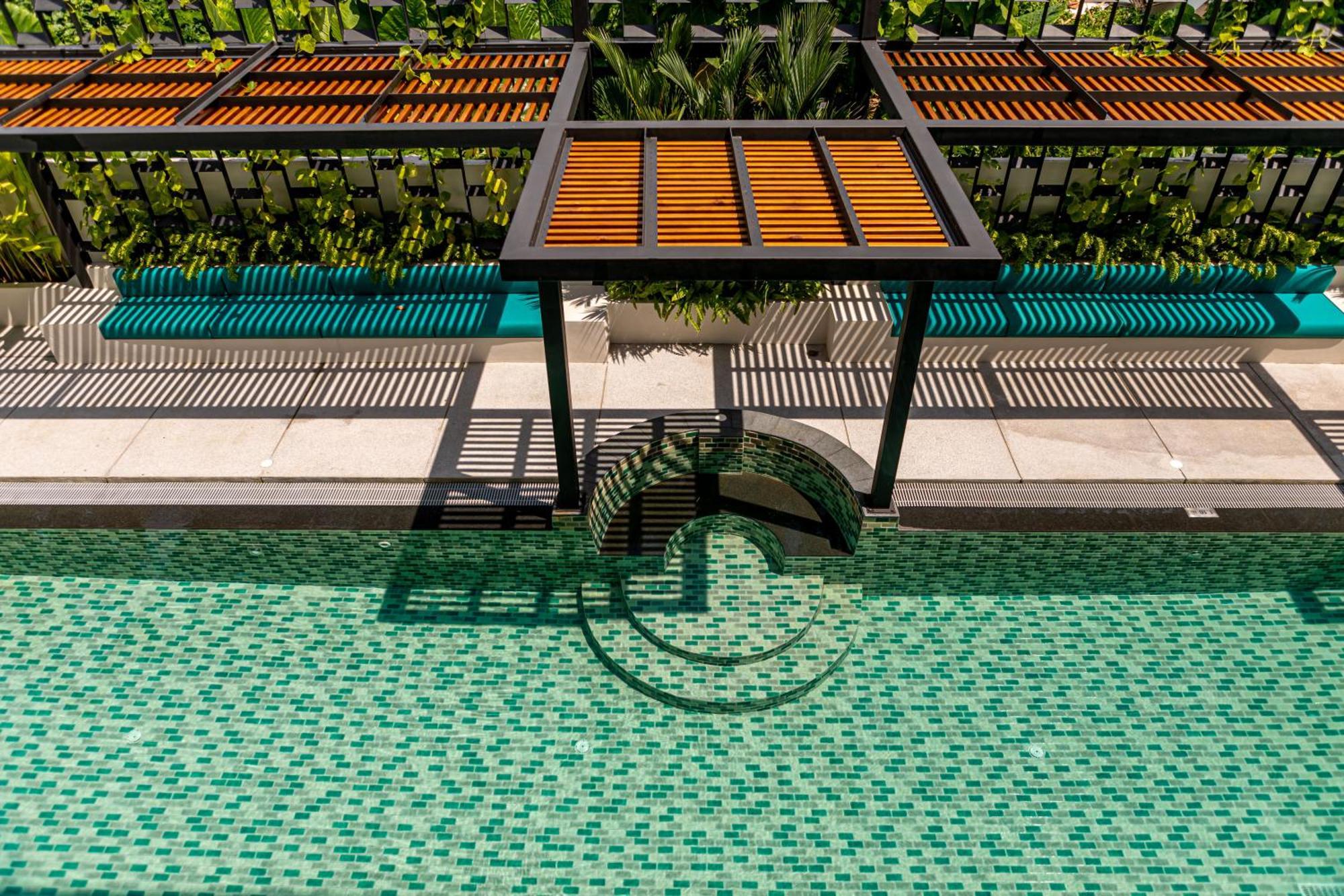 Outrigger Surin Beach Resort - Sha Extra Plus Pokoj fotografie The swimming pool at the hotel
